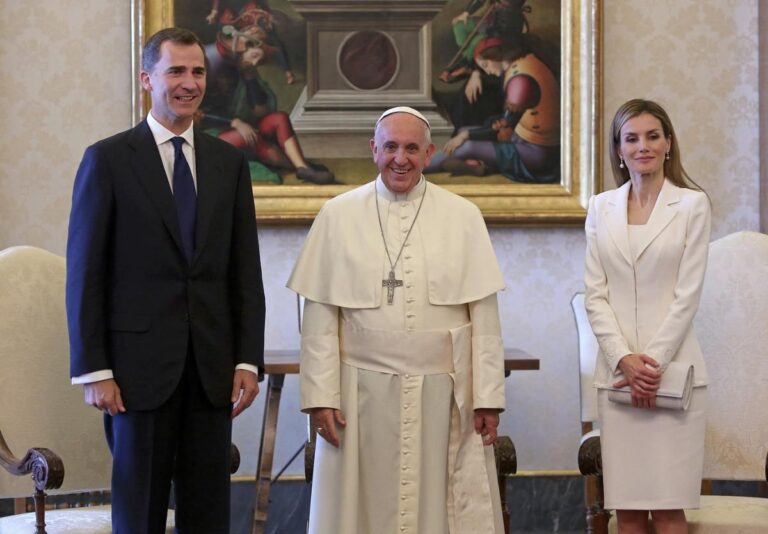 SAMO 7 ŽENA NA CIJELOM SVIJETU SMIJU DA SE POJAVE PRED PAPOM U BIJELOM. Još se pamte 2 skandala u Vatikanu koje su izazvale ove poznate dame