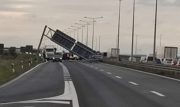 U Srbiji što visi to i otpada: Velika metalna konstrukcija pala na kolovoz autoputa u blizini Beške. Saobraćaj na autoputu Beograd–Novi Sad jutros je bio obustavljen.