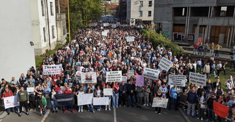 Protesti u Tuzli zbog slučaja iskorištavanja dvije maloljetnice, građani traže ostavke i pravdu!