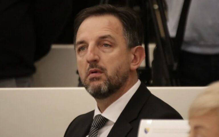 Razotkrivanje: Ko je Dževad Mahmutović, Bakirov potrčko koji je opet spasio Dodika i vlast u RS – kako se bahatio u Sarajevu, vrijeđao policiju i slagao da je ministar!?