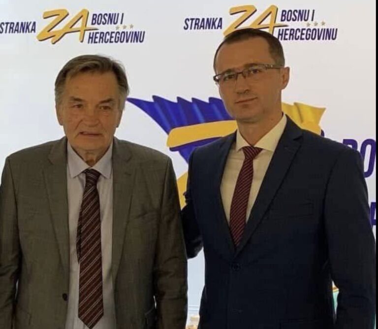Raskol u Stranci za BiH u Tuzlanskom kantonu: 14 delegata koji drži 90% glasova napustilo sjednicu zbog načina glasanja