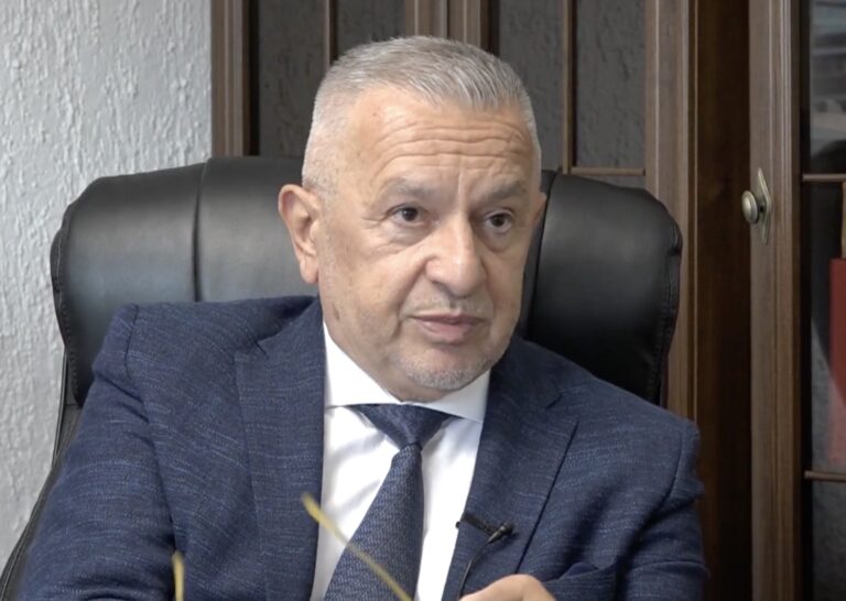 Samo u Tuzli: Vjerovali ili ne ovaj čovjek je na poziciji direktora od 1982. i opet je izabran u 73. godini života!