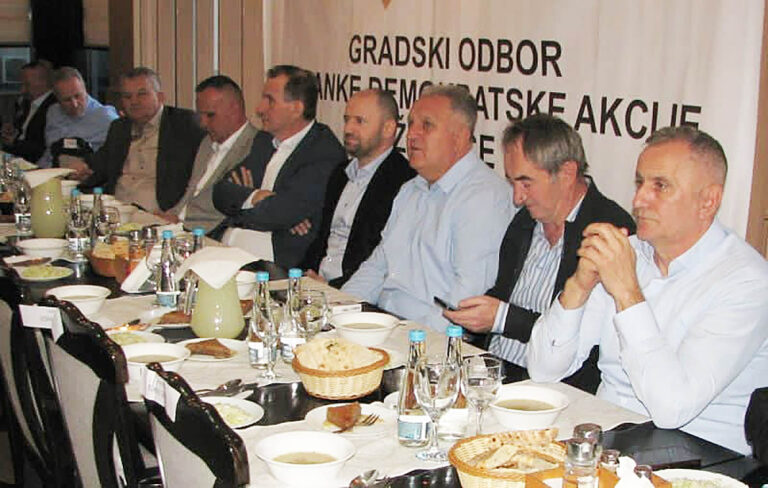 DOSJE BEŠČAŠĆA U TUZLANSKOM KANTONU: Kako su pod šinjelom SDA stasali vladari iz lokalnih birtija?