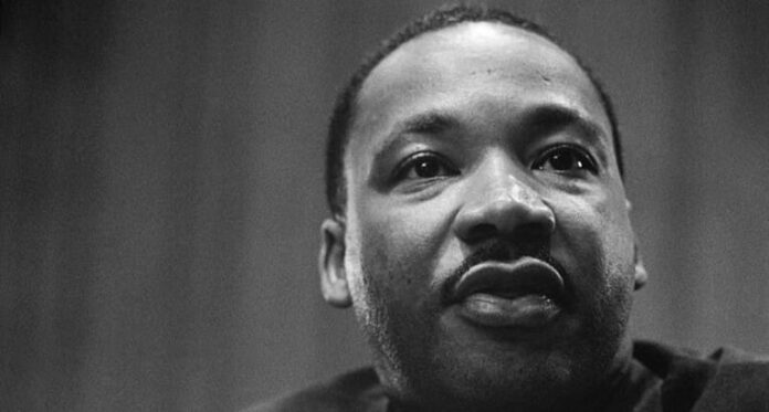 Martin Luther King govori ispred Memorijala Abrahama Linkolna u Vašingtonu