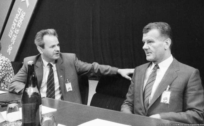 Ivan Stambolić tokom posjete opkoljenom Sarajevu 1995. godine