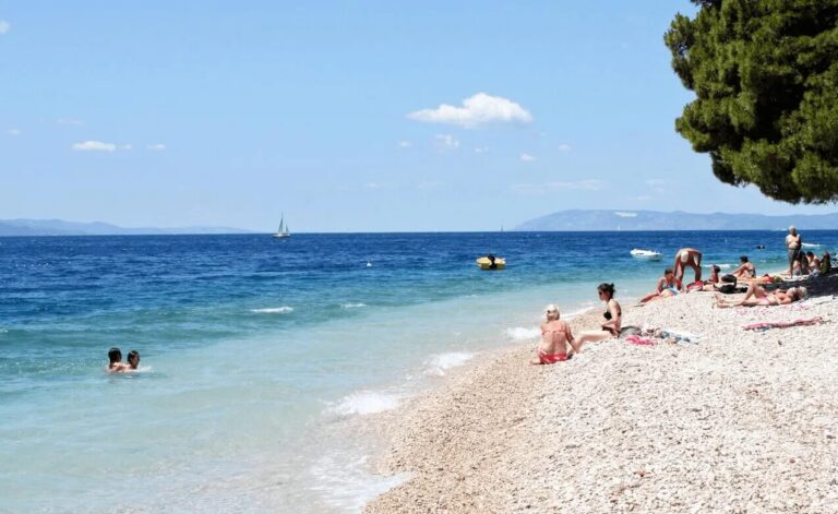 Mirna plaža na crnogorskom primorju u septembru