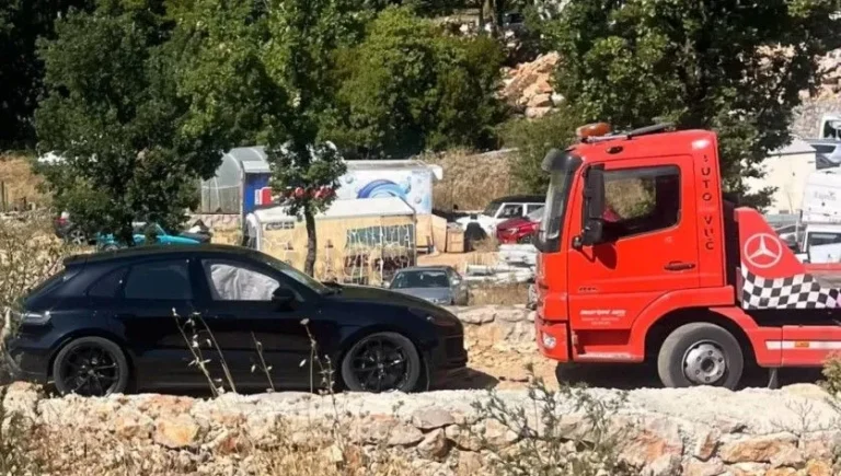 Saobraćajna nesreća u Izbičnu: Sudarili se Porsche i službeni Golf 7