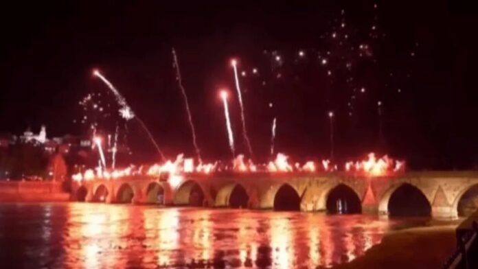 Okupljanje u Višegradu uz baklje i vatromet nakon smrti Ratka Mladića