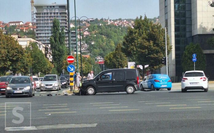 Oštećeno vozilo nakon saobraćajne nesreće na raskršću u naselju Socijalno