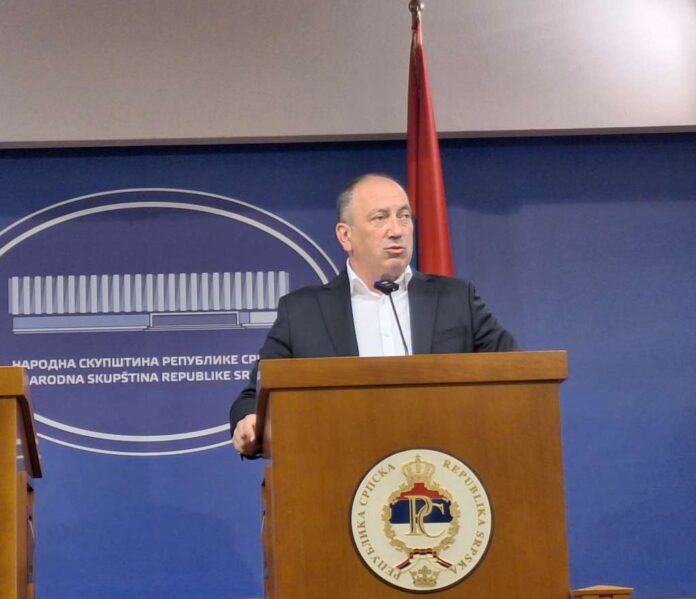 Igor Crnadak tokom političke izjave o Miloradu Dodiku i Vici Zeljkoviću