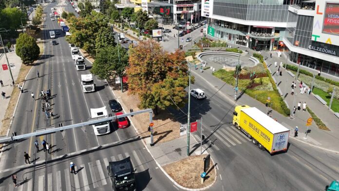 Protestna vožnja prevoznika počela u Sarajevu zbog ograničenja u Schengenu - Facebook Kolona kamiona tokom protestne vožnje prevoznika u Sarajevu