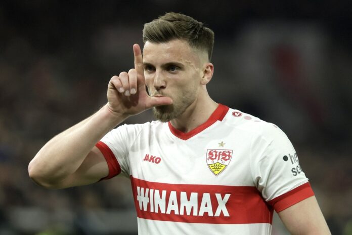 Ermedin Demirović u dresu Stuttgarta tokom fudbalske utakmice