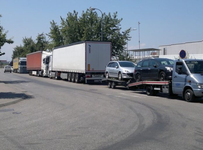 Transportni kamioni na graničnom prijelazu prema Evropskoj uniji
