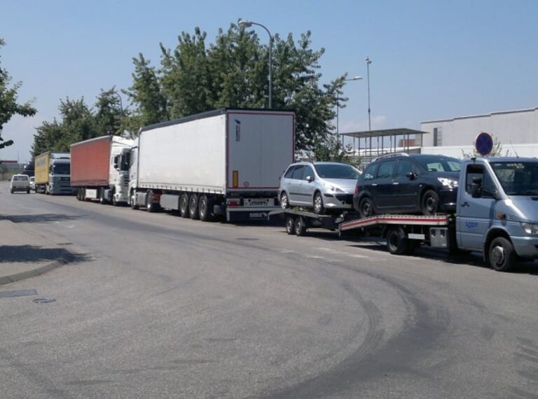 Transportni kamioni na graničnom prijelazu prema Evropskoj uniji