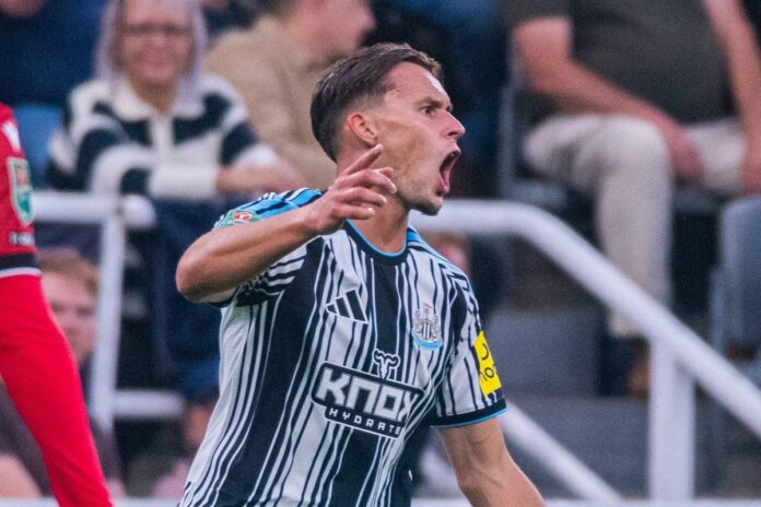 Amar Dedić slavi pobjedu Newcastlea nakon utakmice EFL Kupa