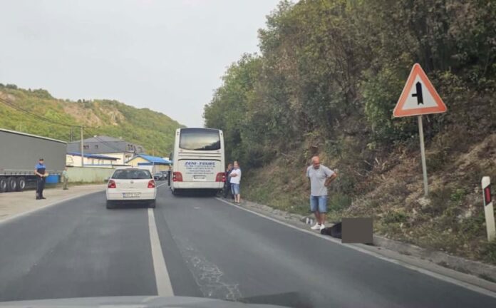 Oštećeni minibus nakon udara u mladunče medvjeda kod Travnika