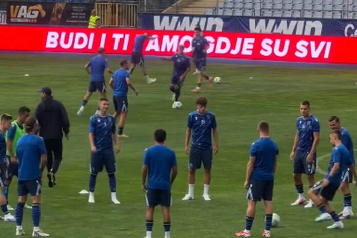 Marin Karamarko pozdravlja navijače Željezničara tokom zagrijavanja na Grbavici