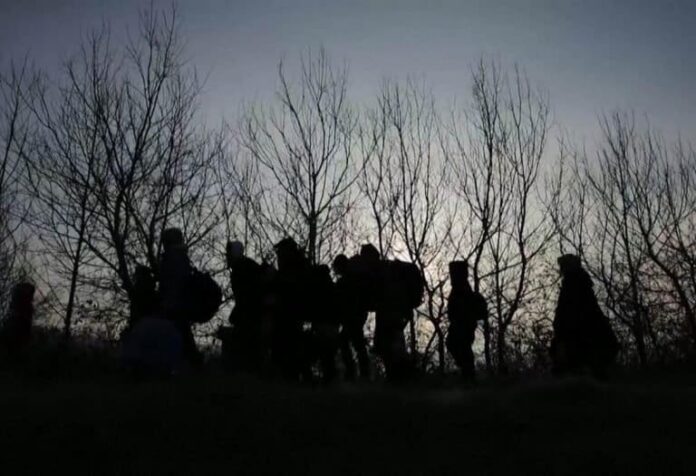 Policijska patrola na granici kod Kozarske Dubice nakon pronalaska migranata