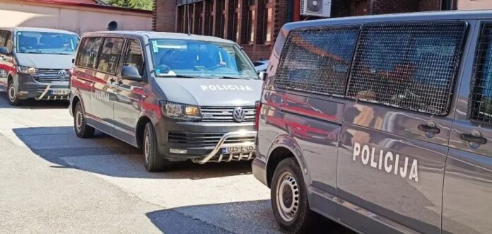 Policija na mjestu pucnjave u naselju Čifluk kod Banovića