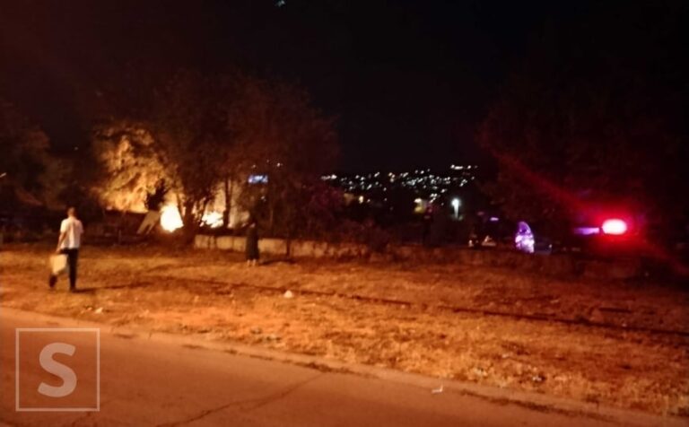 Vatrogasci i policija na terenu nakon požara na Čengić-Vili