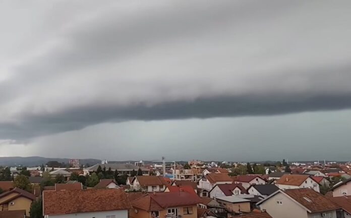 Tamni olujni oblaci nad Prijedorom tokom nevremena