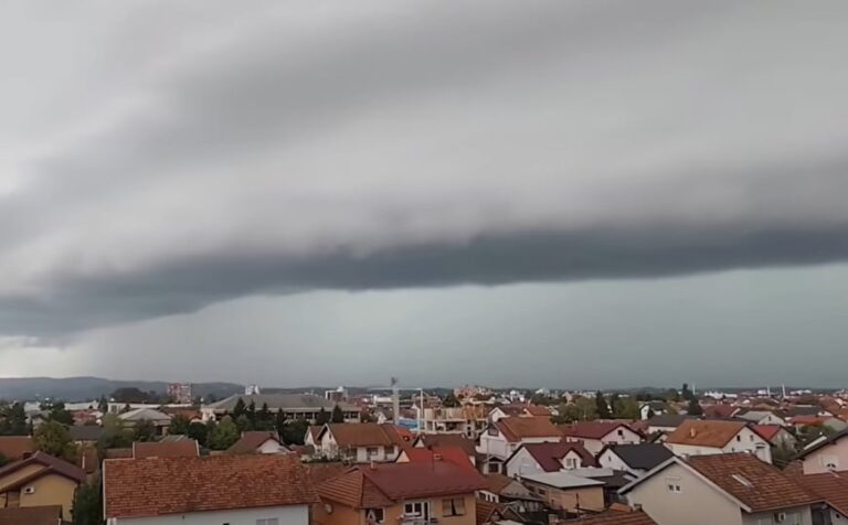 Tamni olujni oblaci nad Prijedorom tokom nevremena