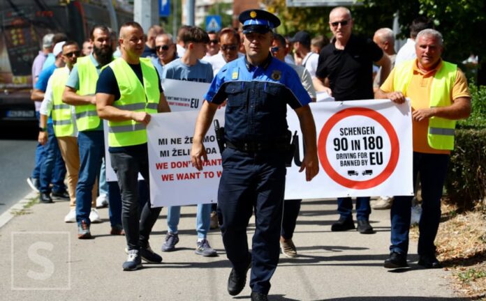 Prijevoznici protestuju ispred Delegacije EU u Sarajevu Prijevoznici protestuju ispred Delegacije EU u Sarajevu