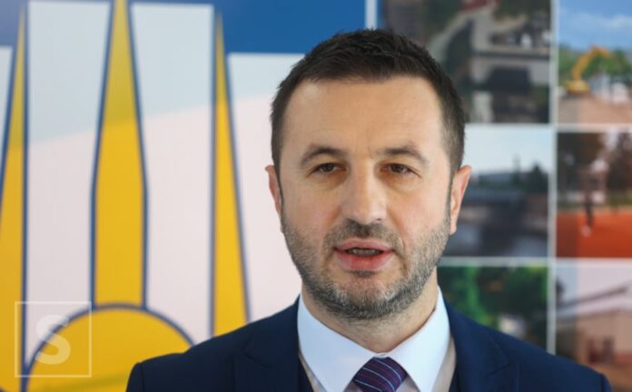 Bakir Izetbegović tokom političkog obraćanja o ratu u Bosni i Hercegovini Bakir Izetbegović tokom političkog obraćanja o ratu u Bosni i Hercegovini