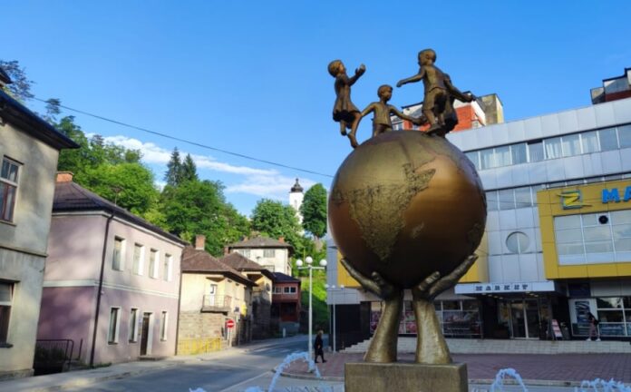 Okupljanje udruženja žrtava genocida na platou u Srebrenici