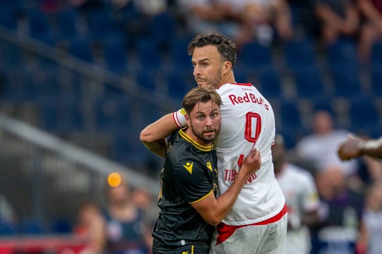 Haris Tabaković slavi gol Salzburga protiv Mjallbyja