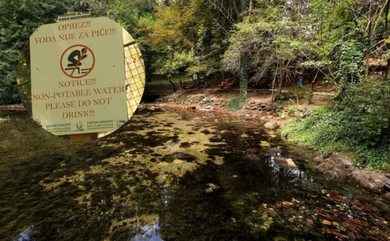 Izvor vode na Vrelu Bosne uz upozorenje o zdravstvenoj neispravnosti