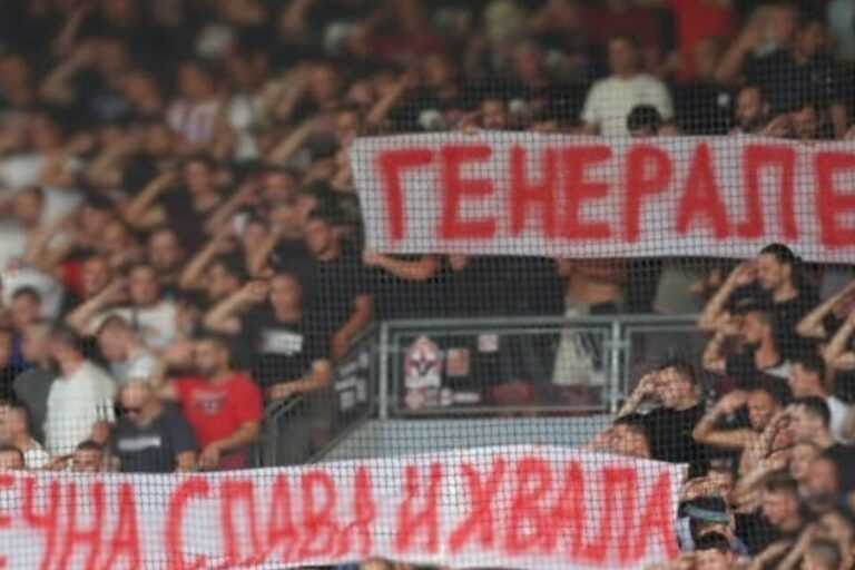 Sporni transparenti navijača Crvene zvezde tokom utakmice u Plzenu