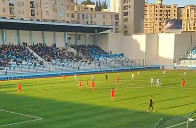 Olympique Akbou igra utakmicu na stadionu Martyrs u Akbouu