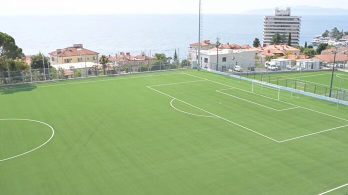 Novi stadion NK Opatije s terenom i pogledom na Kvarnerski zaljev