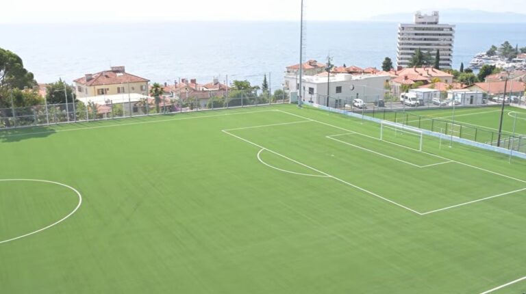 Novi stadion NK Opatije s terenom i pogledom na Kvarnerski zaljev