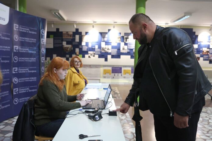 Birač koristi biometrijski senzor i skener na biračkom mjestu