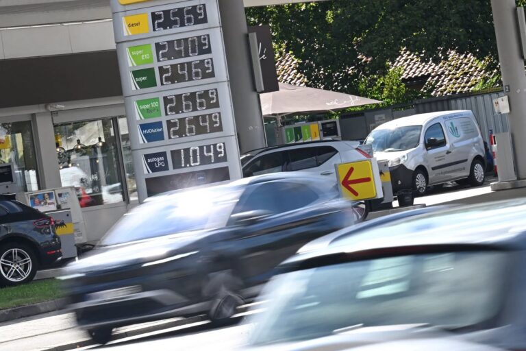 Točenje dizela na benzinskoj pumpi uz rekordne cijene goriva u EU