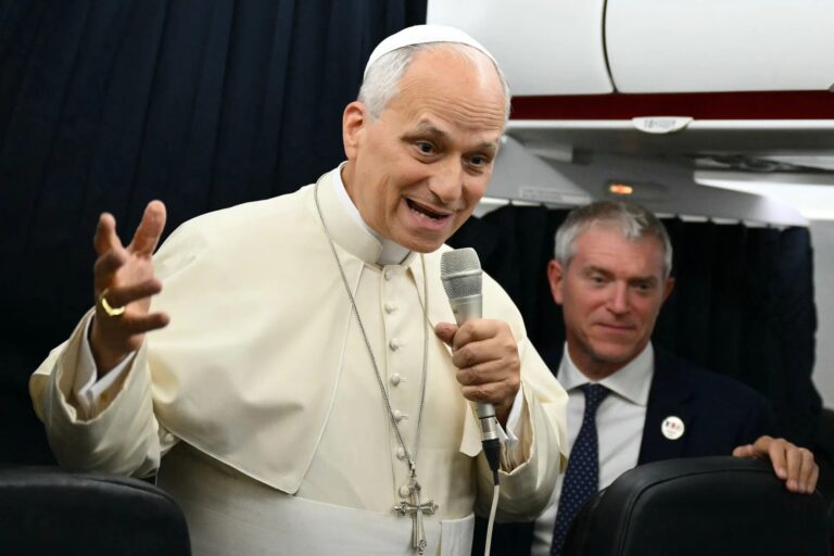 Papa Lav XIV tokom povratka iz Francuske upozorava na ratove i nuklearno oružje