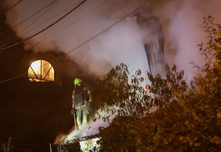 Vatrogasci gase kuću oštećenu ruskim projektilom u Kijevu