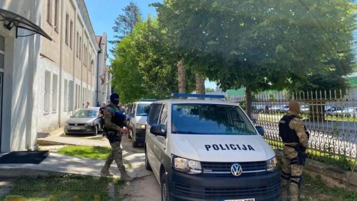 U Busovači pronađene dvije zasađene stabljike koje asociraju na kanabis - Facebook Policijski pretres kuće u Bukovcima kod Busovače nakon pronalaska stabljica koje asociraju na kanabis