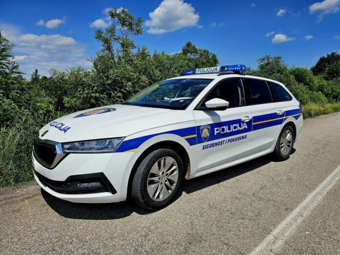Policijska kontrola automobila u Delnicama nakon pronalaska marihuane