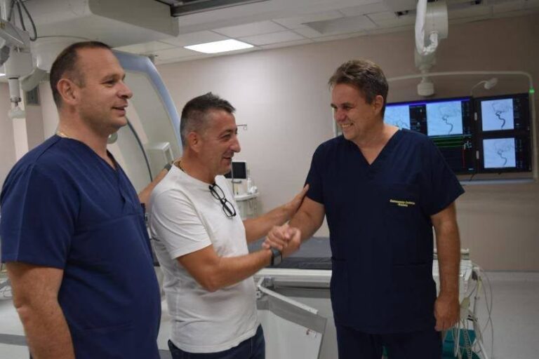 Medicinski tim tokom hitne intervencije za osmogodišnjeg dječaka iz Banjaluke