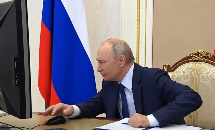 Putin glasao preko interneta, snimak izazvao brojne šale - Facebook Vladimir Putin glasa putem računara u kancelariji