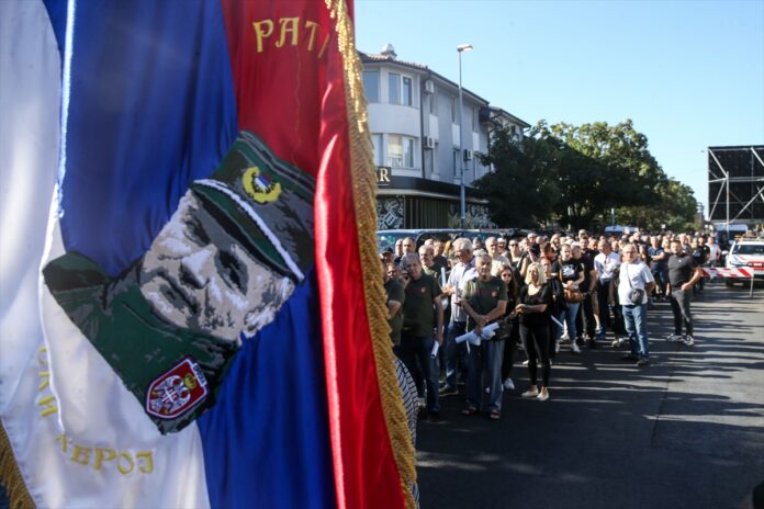 Građani ispred crkve Svetog Luke u Beogradu tokom ispraćaja Ratka Mladića