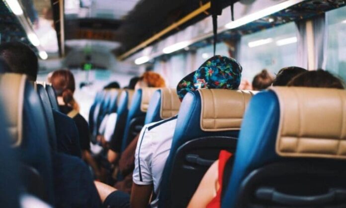 Majka i dijete u gradskom autobusu uz stariju putnicu Majka i dijete u gradskom autobusu uz stariju putnicu