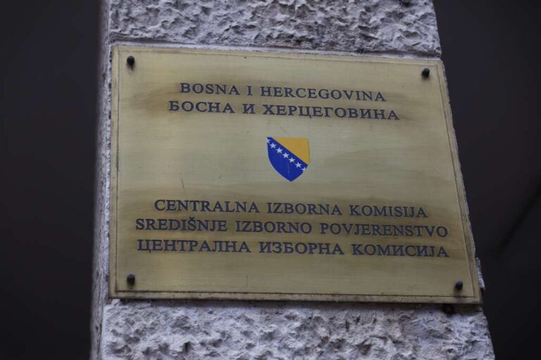 Tehnički operater priprema skener i biometrijski uređaj na biračkom mjestu