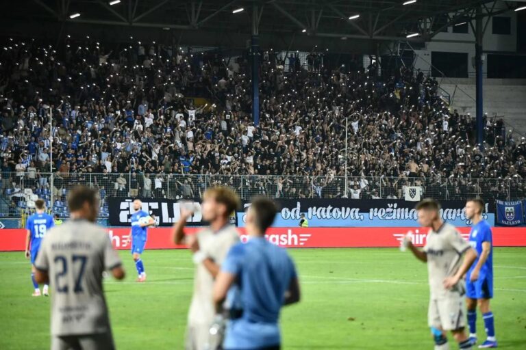 Navijači na stadionu Grbavica pred vječiti derbi Željezničara i Sarajeva