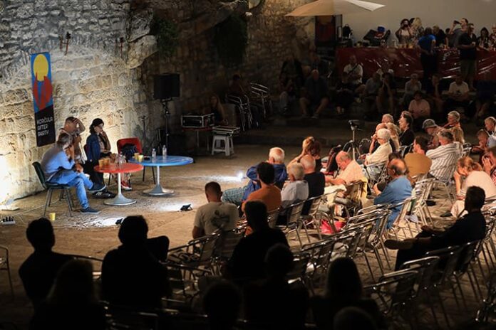 Učesnici KAP festivala razgovaraju na Korčuli
