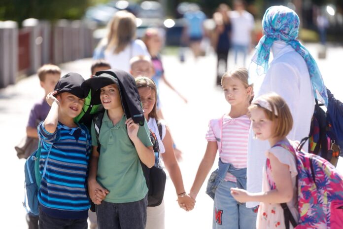 Učenici i nastavnici na početku nove školske godine