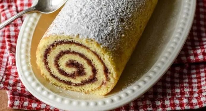 Starinski rolat s pekmezom: jednostavan recept od pet sastojaka - Facebook Starinski rolat s pekmezom narezan na kriške
